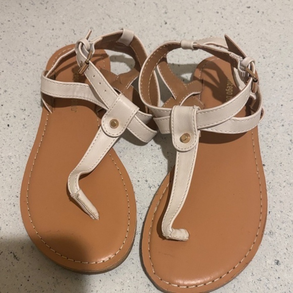 Montego Bay Club Cream T Strap Flat Sandals Gold Rivet Accent Youth Kids Size 6